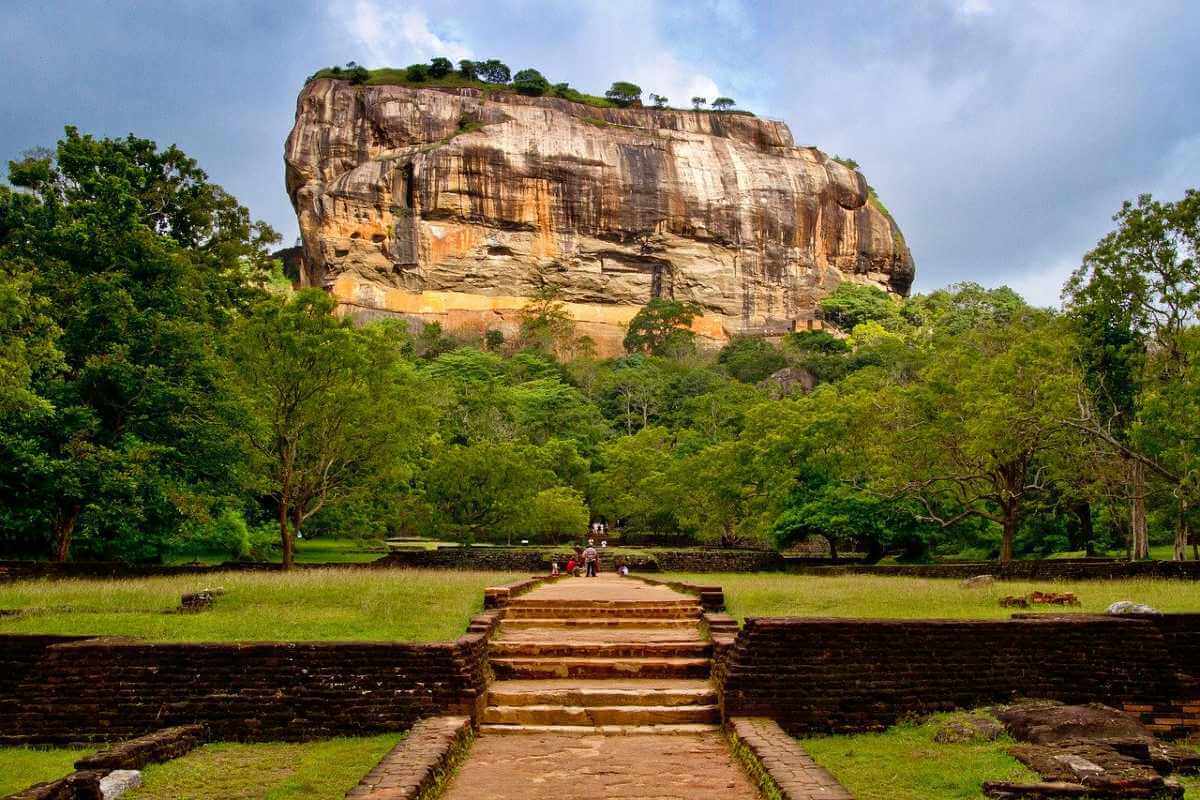 sigiriya-historical-places-in-sri-lanka-ancient-places-in-sri-lanka-holiday-tour-plan
