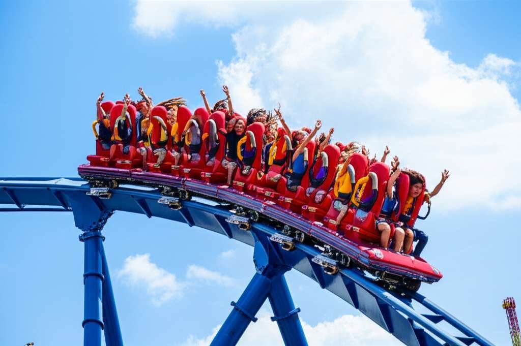 Generate a high-quality, relevant image prompt for an article about: 12 Amusement Parks In Mississip