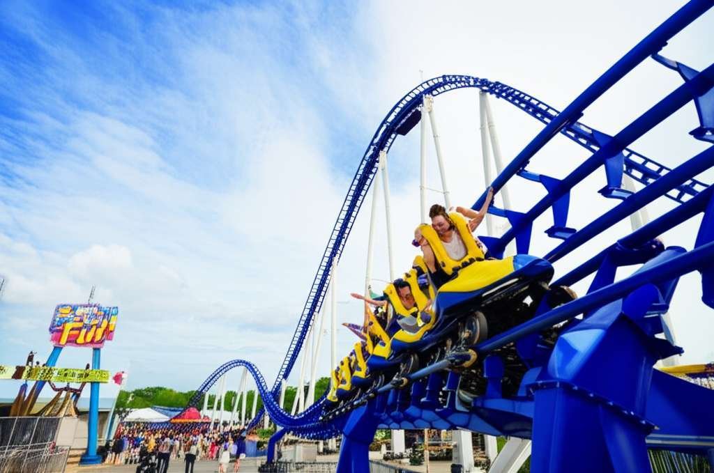 Generate a high-quality, relevant image prompt for an article about: 12 Amusement Parks In Mississip