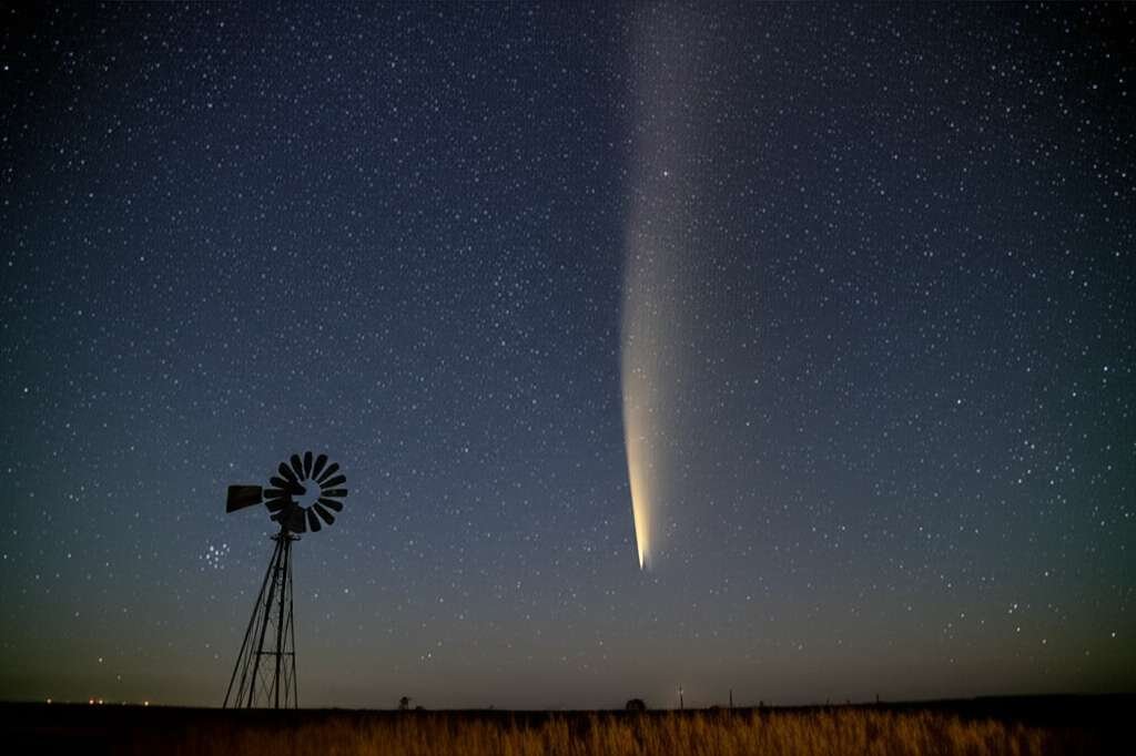 Generate a high-quality, relevant image prompt for an article about: Best Time to See Comet in Nebra